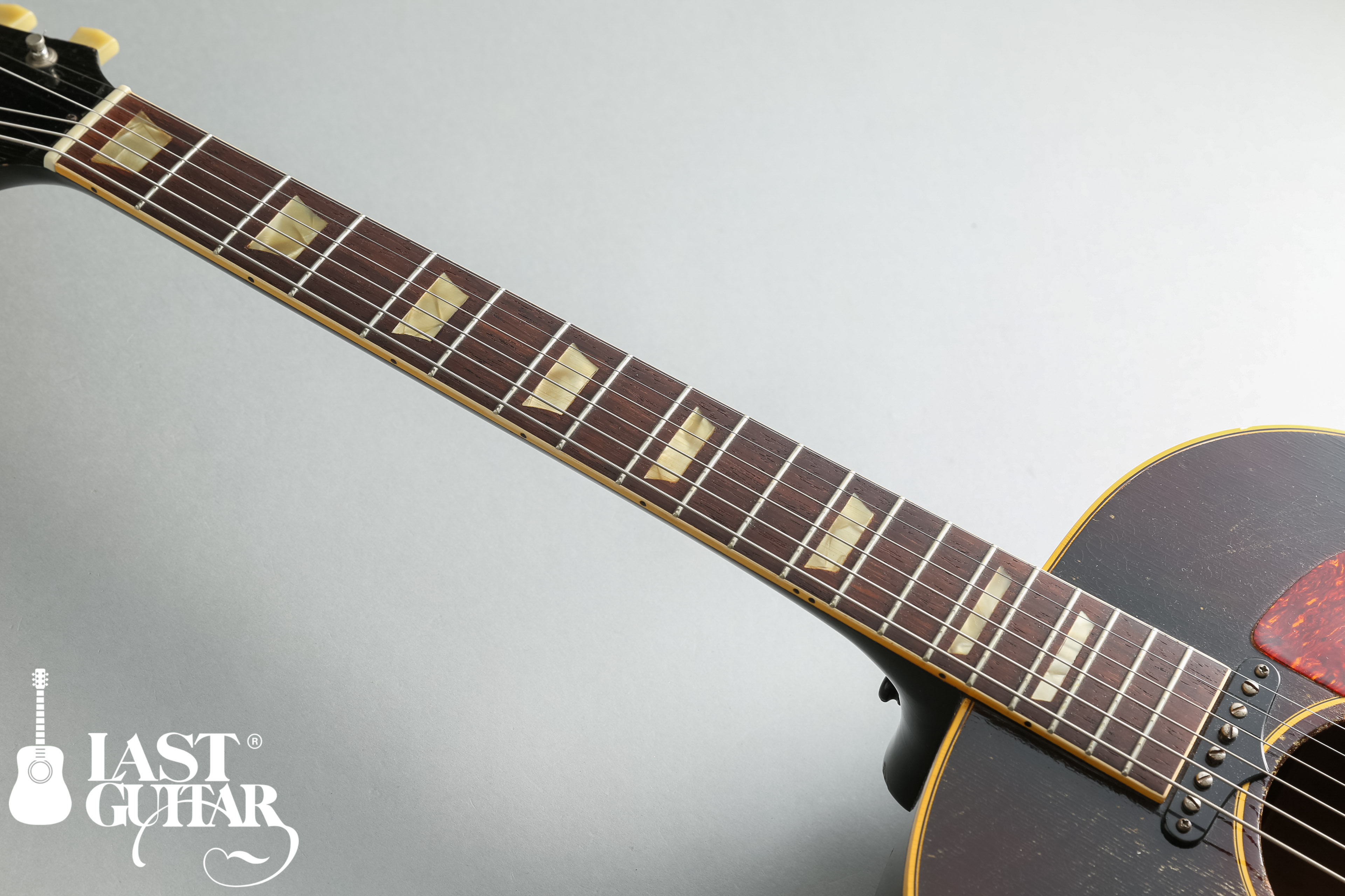 1954年製、初年度生産のGIbson J-160Eが奇跡の入荷、トップ単板です！: LAST GUITARのブログ