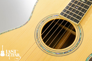 Urano Parlor Guitar (10).jpg